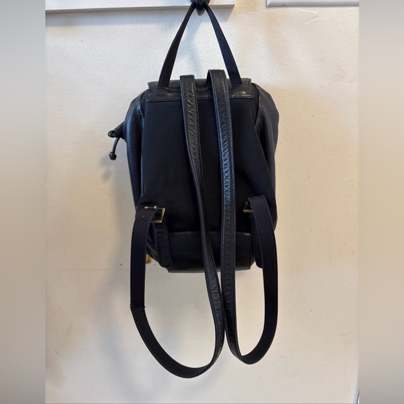 Vintage soft leather mini backpack w/drawstring snap close & front zip pocket - Picture 6 of 10